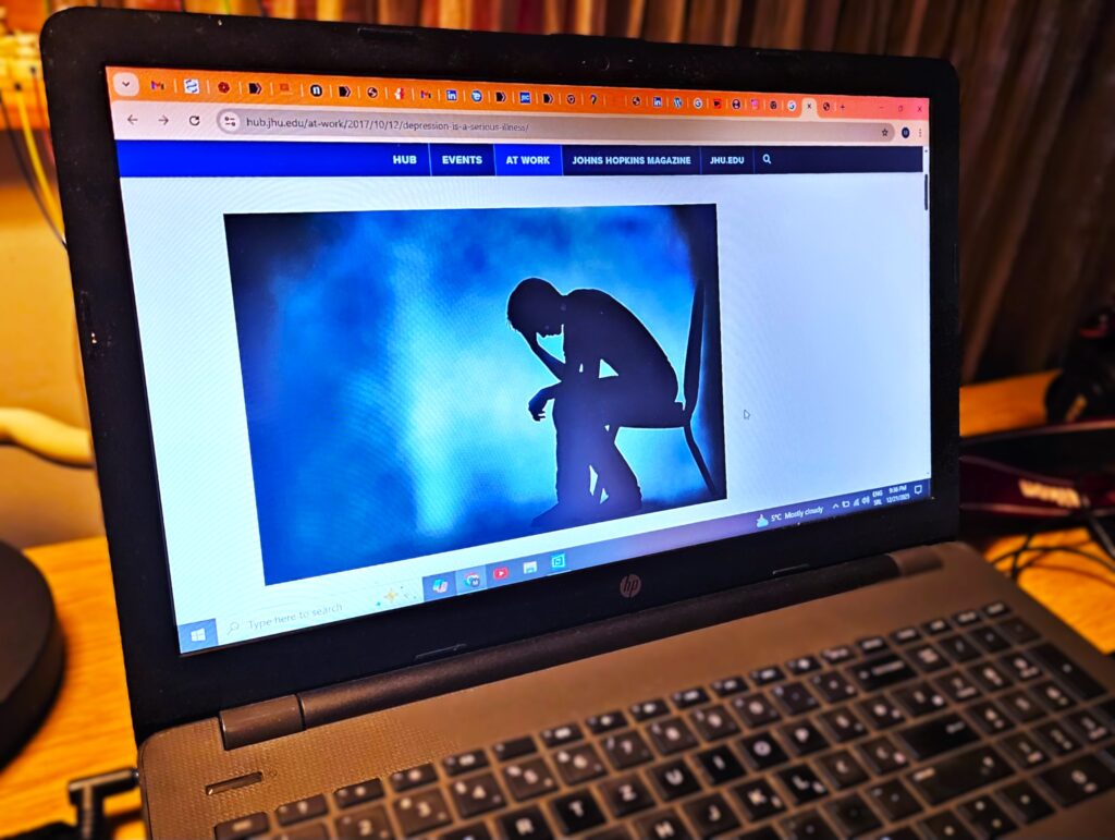 Laptop kompjuter preko kog se odvija online psihoterapija